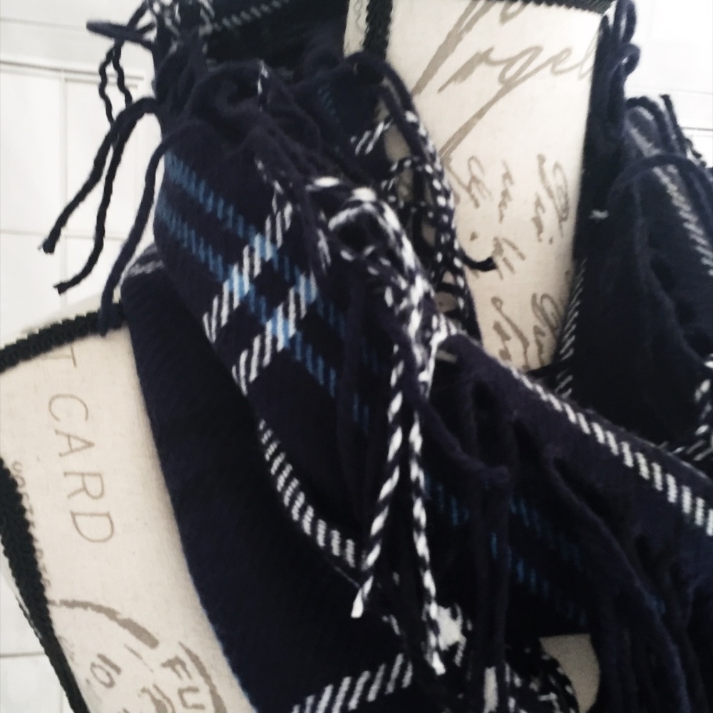 Cejon Women's Navy Plaid Scarf Winter NWT - Picture 2 of 3